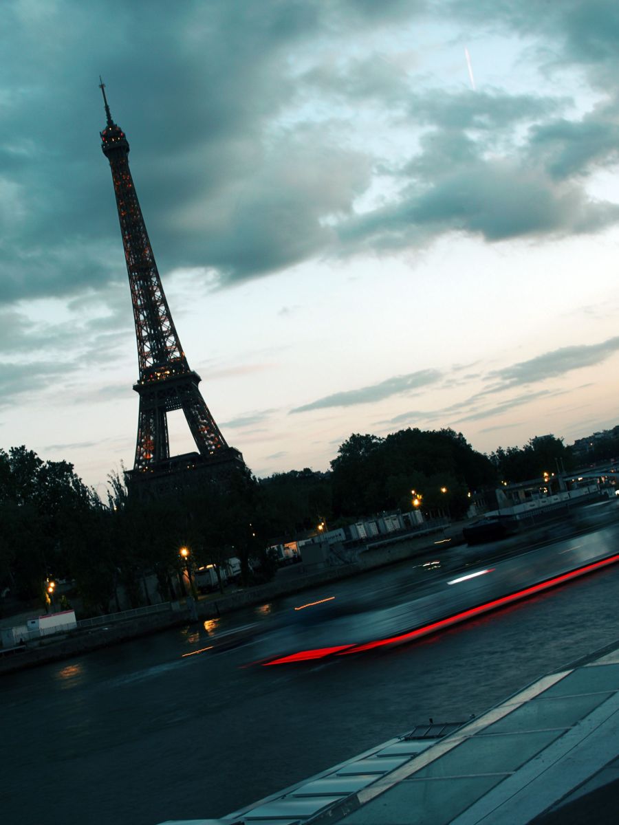 [LUX] Experimental Photos of the Eiffel Tower and Its&nbsp;Flickering